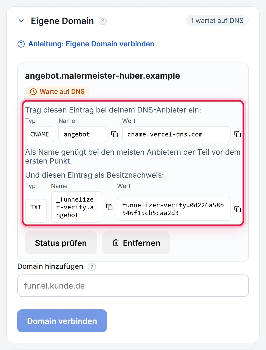 Der Abschnitt Eigene Domain mit der Domain angebot.malermeister-huber.example im Zustand Warte auf DNS: oben der CNAME-Eintrag mit Typ, Name und Wert, darunter der TXT-Eintrag als Besitznachweis