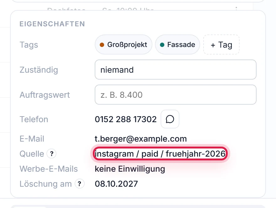 Die Eigenschaften einer Anfrage im Detail-Bereich: unter Telefon und E-Mail steht die Quelle, hier instagram / paid / fruehjahr-2026.